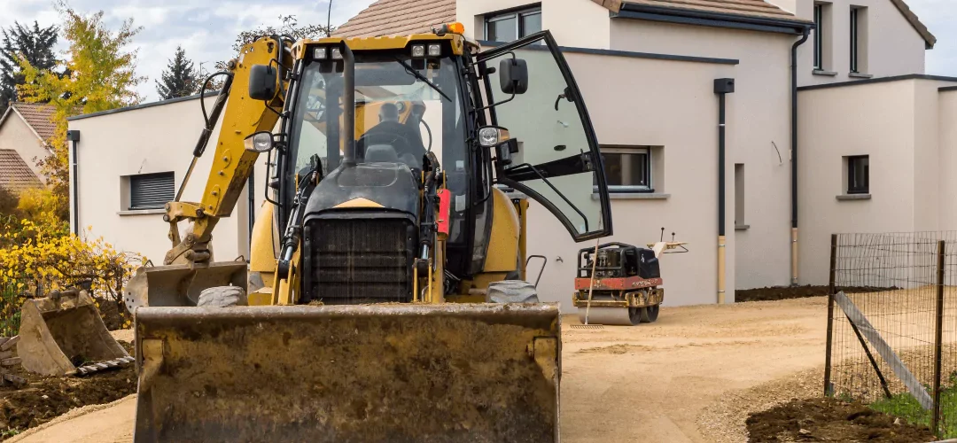 Location de pelle avec chauffeur à Desnes : comment gagner du temps et de l’argent sur vos chantiers ?